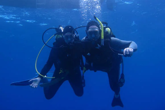 Alan Mallory scuba diving with is wife Natalie